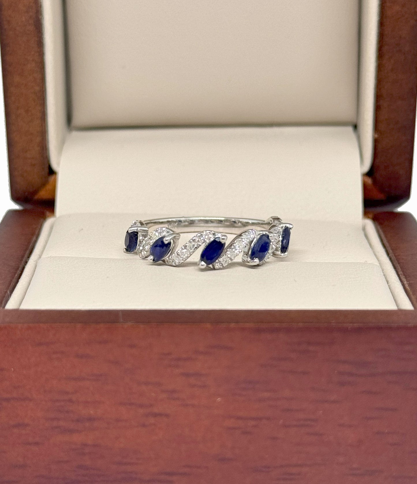 Churumbela de Oro Blanco 14K con Zafiros (.75 ct) y Diamantes Naturales (.17 ct) DJ4056