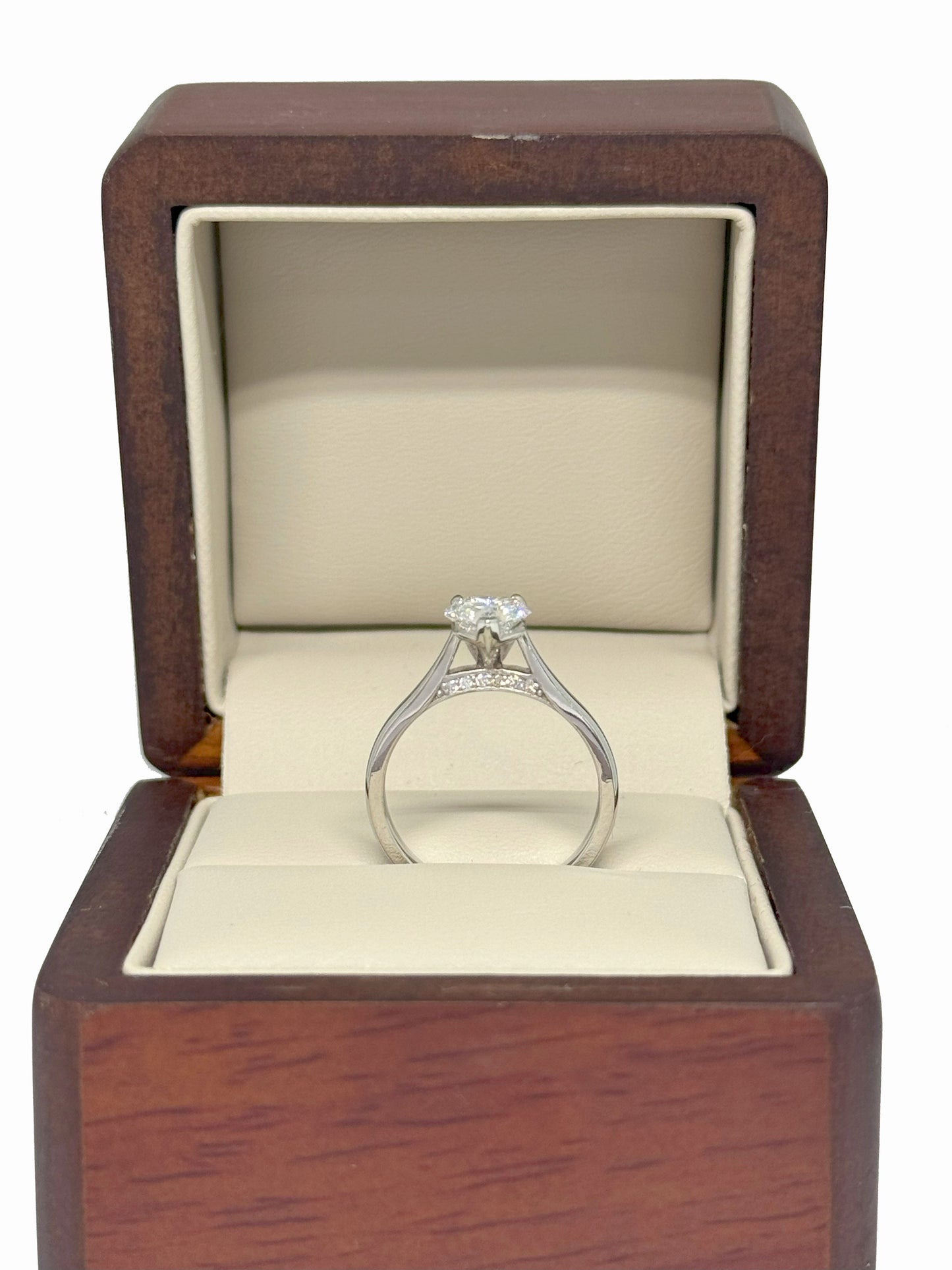 Anillo de Compromiso en Oro Blanco 14K con Diamante Natural Corte Corazón .80 ct, certificado GIA DJ40789