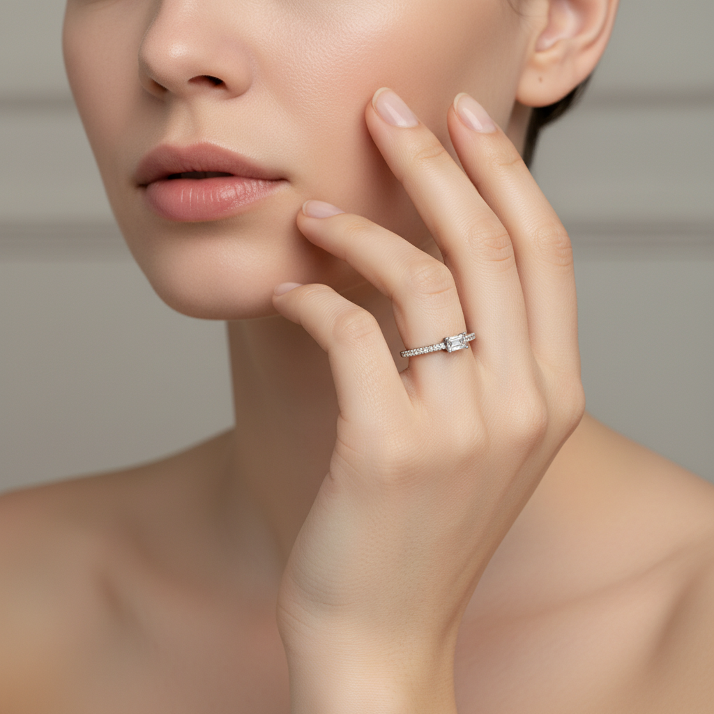 Anillo de 14K con Diamante Corte Esmeralda (.25 cts) y Diamantes Laterales DJ3513