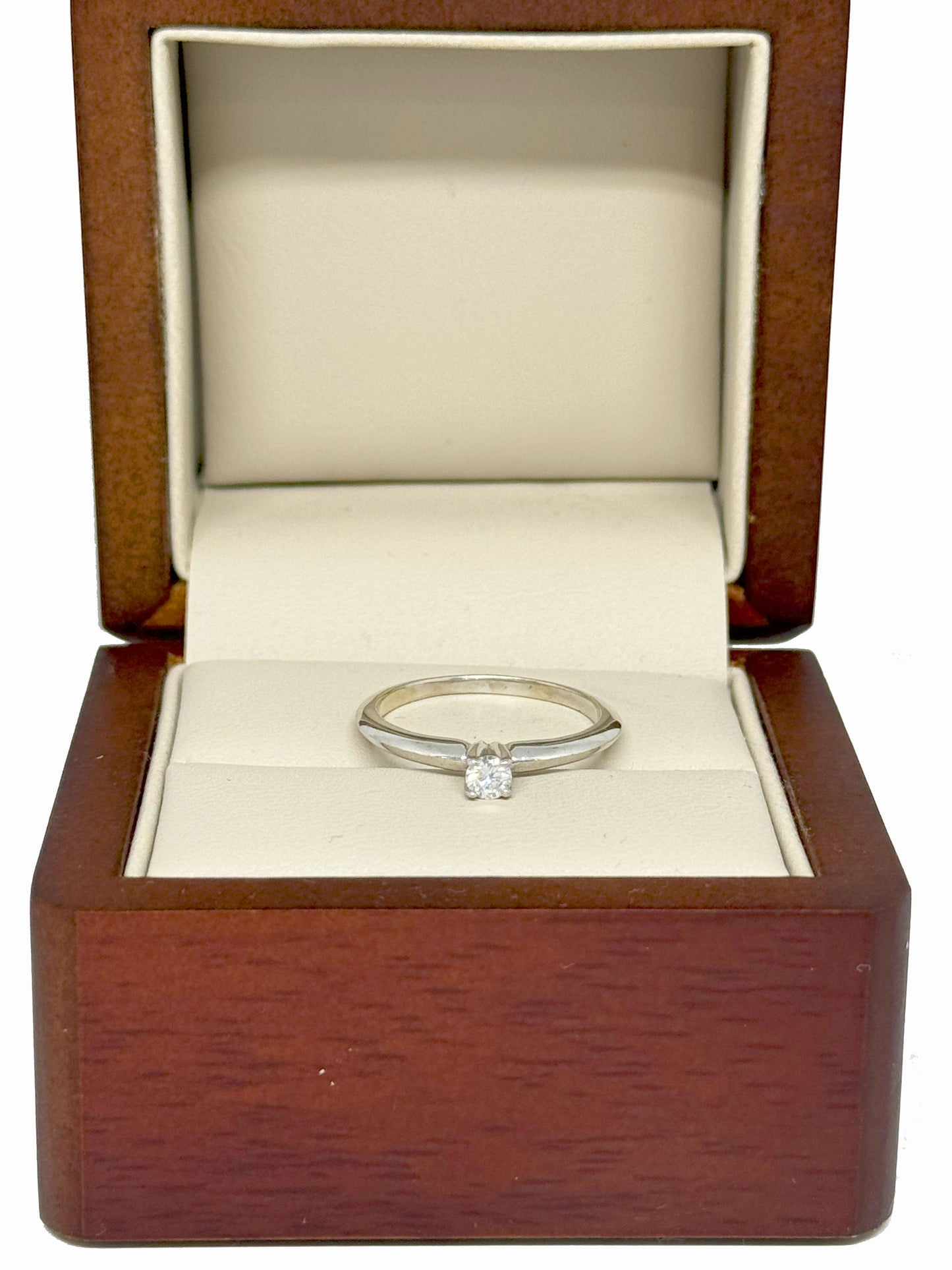 Anillo de Compromiso Clásico en Oro Blanco de 14K con Diamante Natural Corte Brillante .15 cts DJ2256