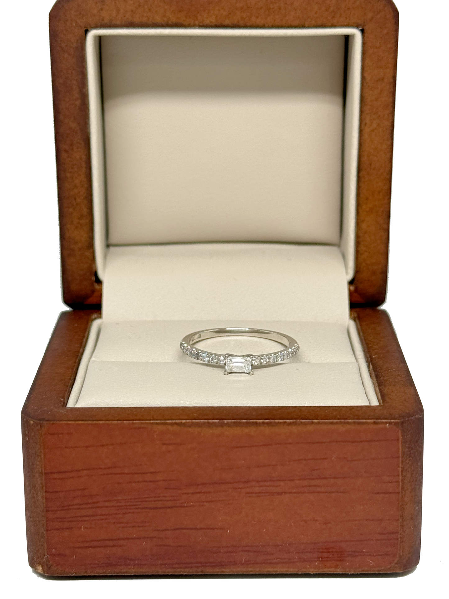 Anillo de 14K con Diamante Corte Esmeralda (.25 cts) y Diamantes Laterales DJ3513