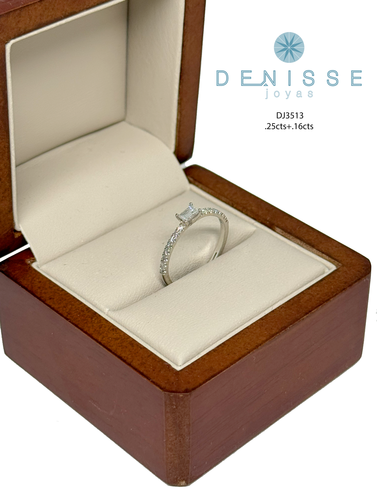 Anillo de 14K con Diamante Corte Esmeralda (.25 cts) y Diamantes Laterales DJ3513