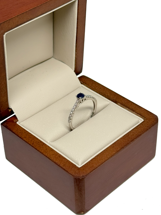 Anillo de Compromiso en Oro Blanco de 14K con Zafiro Natural Redondo y Diamantes Naturales DJ3621
