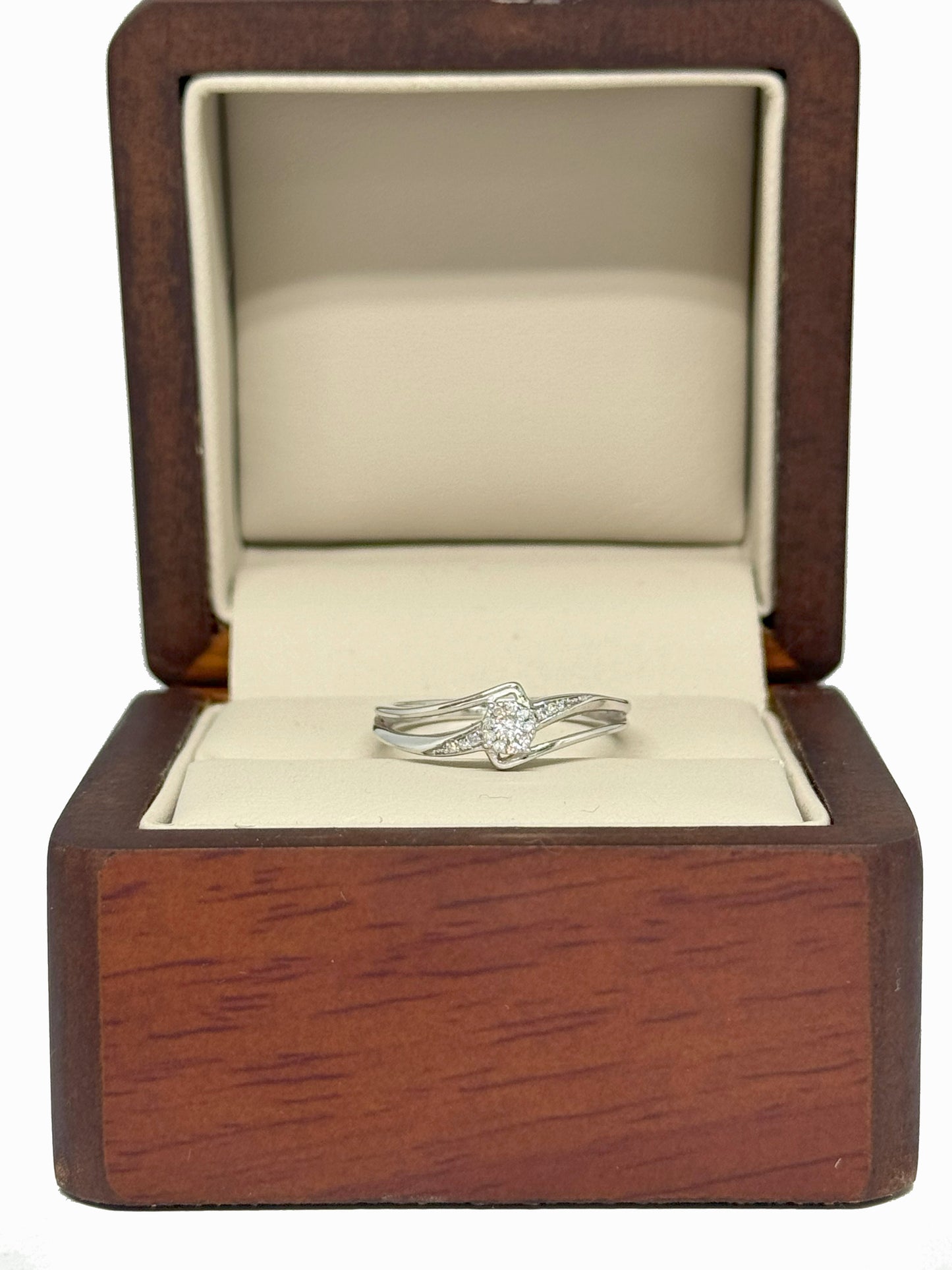 Anillo de Oro Blanco 14K con Diamantes Naturales (.08 cts) – Diseño Curvo Exclusivo DJ3690