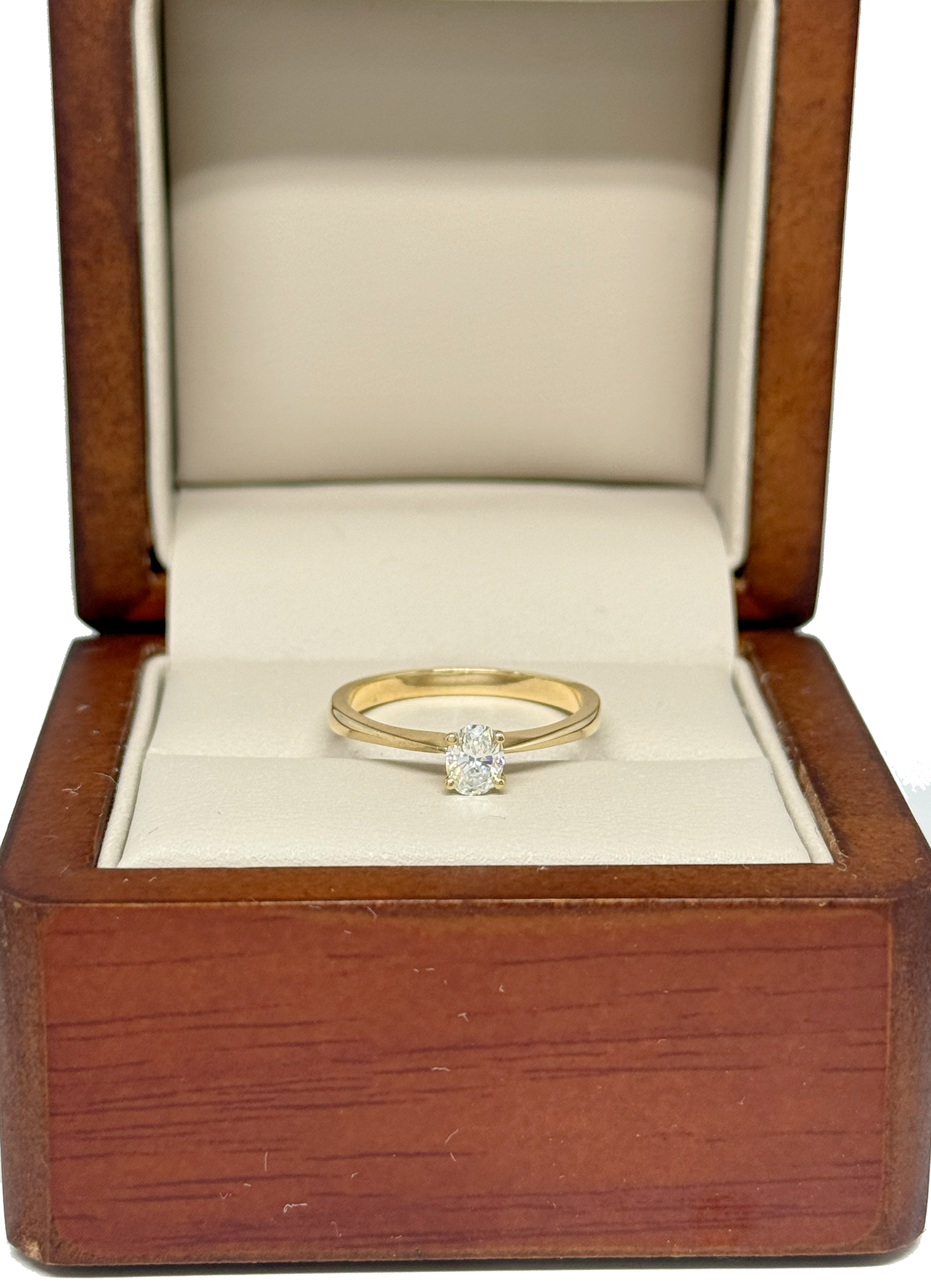 Anillo de compromiso en oro amarillo de 14K con diamante natural corte oval (.30 cts) DJ4020