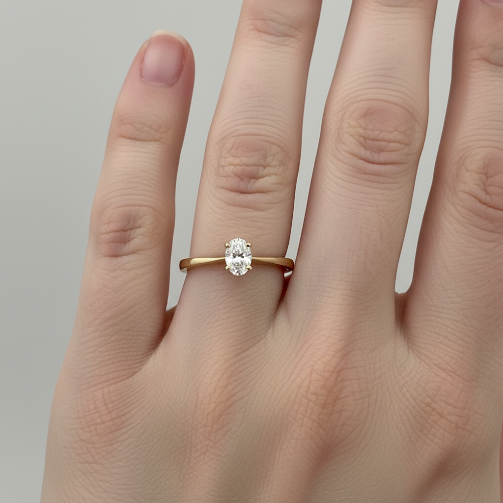 Anillo de compromiso en oro amarillo de 14K con diamante natural corte oval (.30 cts) DJ4020