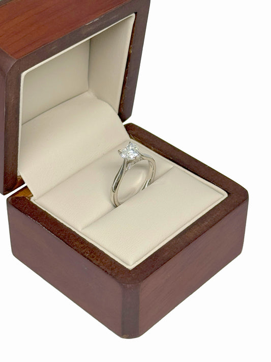 Anillo de Compromiso en Oro Blanco 14K con Diamante Natural Corte Corazón .80 ct, certificado GIA DJ40789