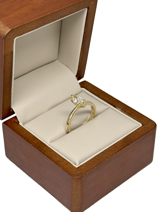 Anillo de compromiso en oro amarillo de 14K con diamante natural corte Marquís de 0.50 cts. DJ4120