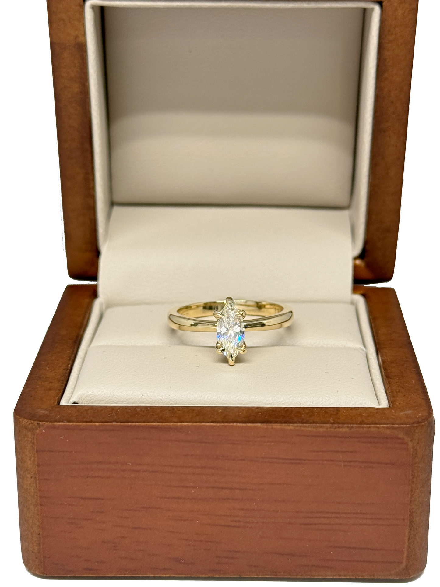 Anillo de compromiso en oro amarillo de 14K con diamante natural corte Marquís de 0.50 cts. DJ4120