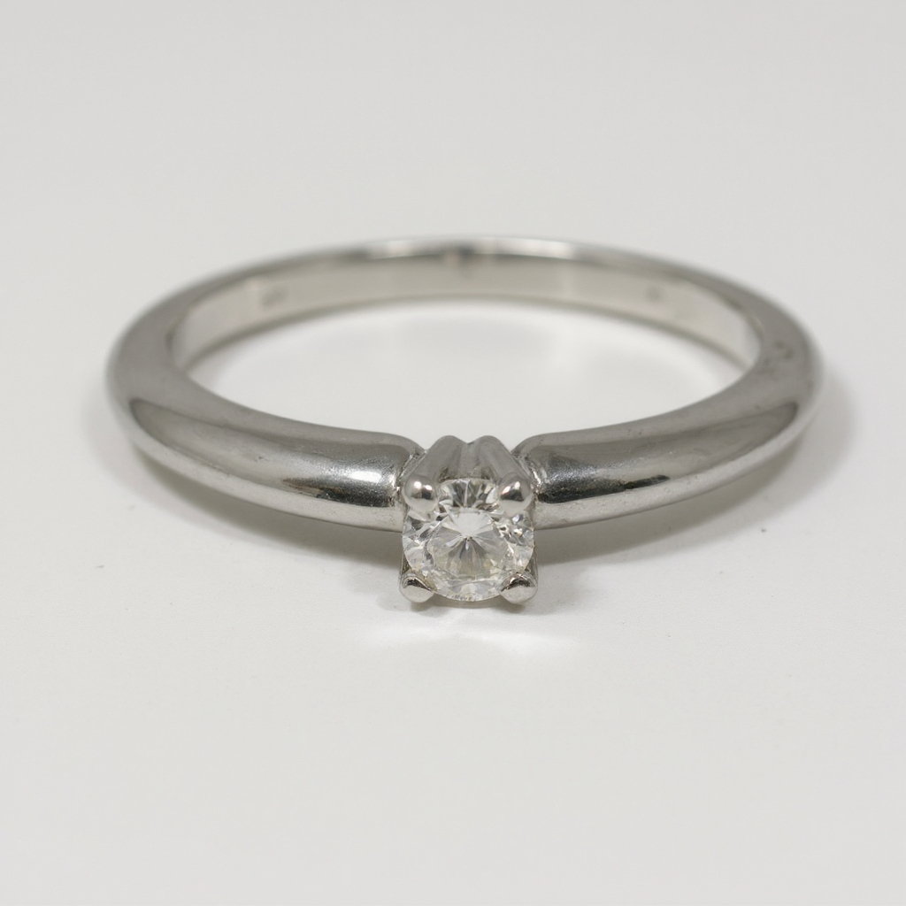 Anillo de Compromiso Clásico en Oro Blanco de 14K con Diamante Natural Corte Brillante .15 cts DJ2256